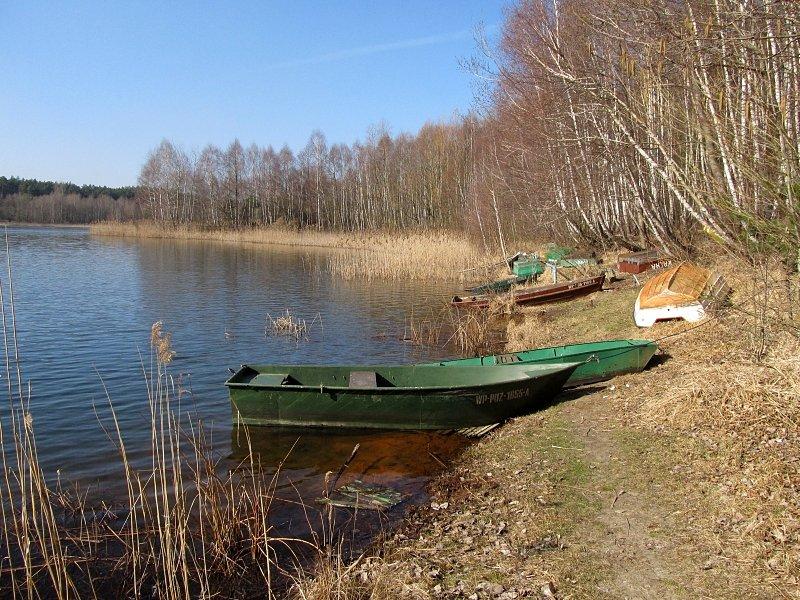 Łódki przy brzegu Jeziora Kamińskiego