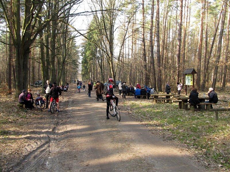 Parking przed rezerwatem "Śnieżycowy Jar" w Starczanowie