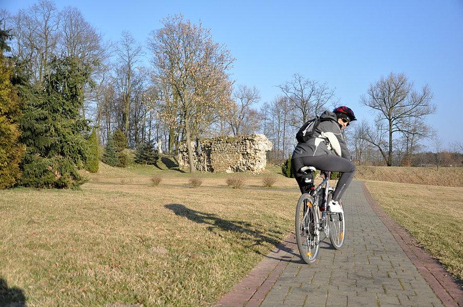 Przy kościele w Dankowie. Ruiny fortyfikacji