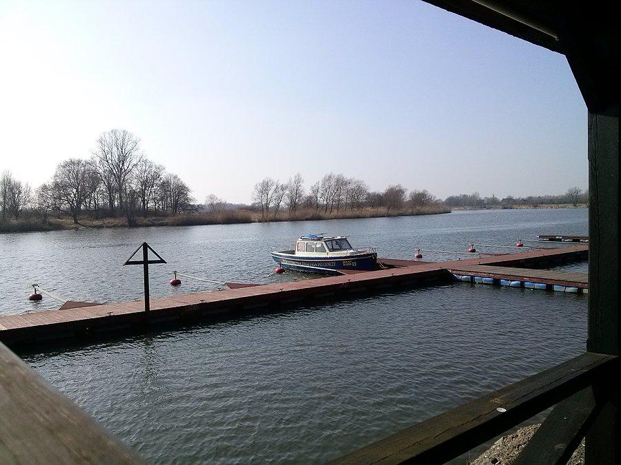Port Uraz, sezon jeszcze zimowy - tylko jedna łódka przy molo