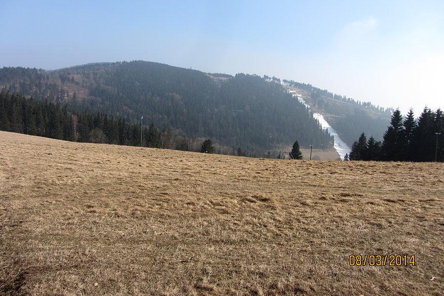 Widok z przełęczy Jugowskiej. W tle ostatnie dni ośnieżonego stoku