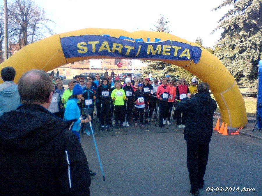 09-03-2014. Na miejscu startu zawodników Nordic Walking na dystansie 5km, niedzielne zawody sportowe w Malborku. Wycieczka rowerowa i pobyt z bikerami elbląskimi w tym mieście