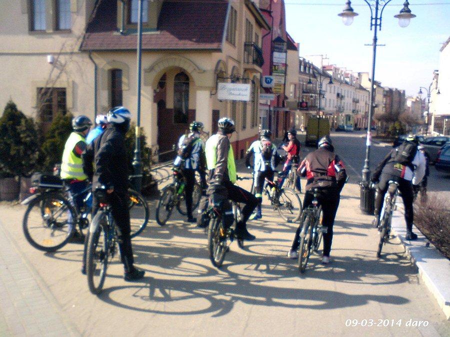 09-03-2014. Grupa elbląskich bikerów i bikerek przed wjazdem na Starówkę Malborską. Podczas pobytu na niedzielnej wycieczce rowerowej