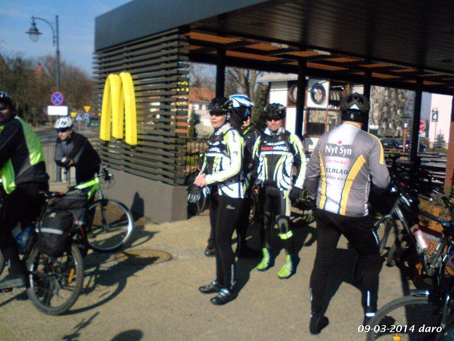 09-03-2014. Krótki postój i pogawędki między rowerzystami elbląskimi przy McDonaldzie w Malborku