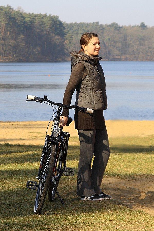 Monika pozuje przy swoim rowerku