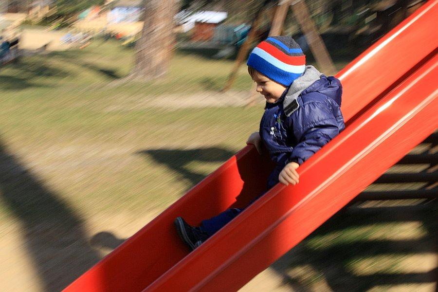 Kacper szleje na placu zabaw