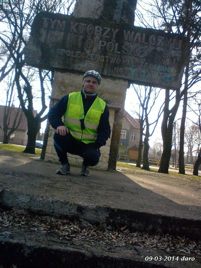 09-03-2014. Zdjęcie mojej osoby na tle Pomnika Walczących o Polskę, na Placu Kombatantów w Nowym Stawie