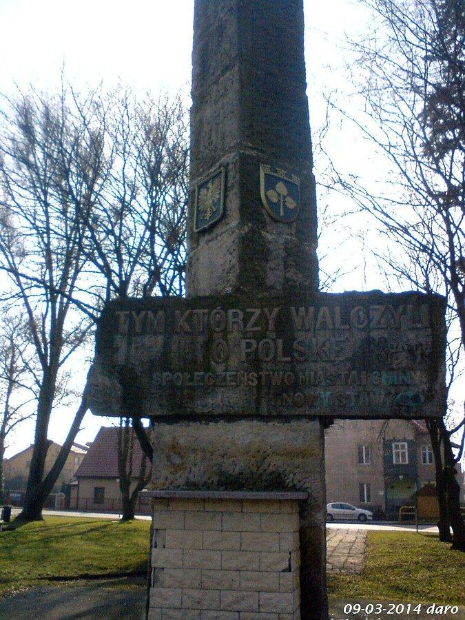 09-03-2014. Przed Pomnikiem Walczących o Polskę, na Placu Kombatantów w Nowym Stawie