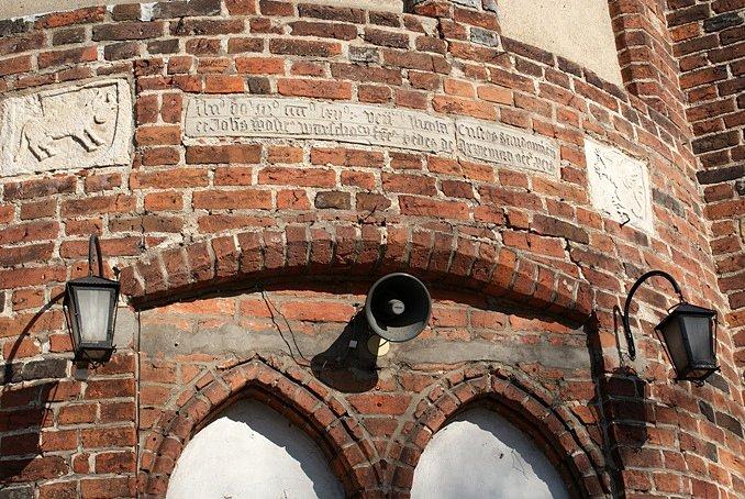 Napis nad drzwiami kościelnymi