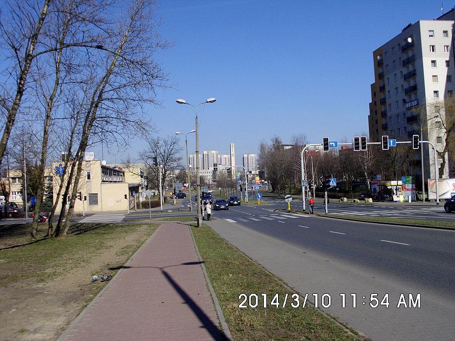 W głębi osiedle "Gwiazdy" w Katowicach a nieco bliżej wieża kościoła pod wezwaniem Wniebowzięcia Najświętszej Maryi Panny