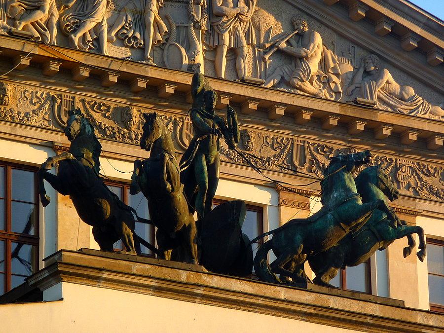 Kwadryga nad portykiem Teatru Narodowego w Warszawie