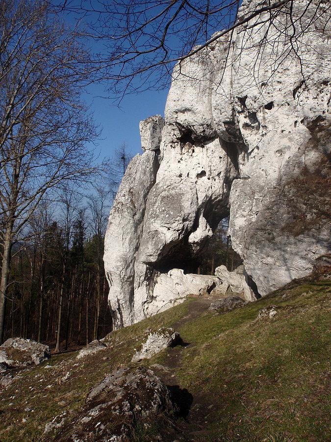 Skałki z grotą