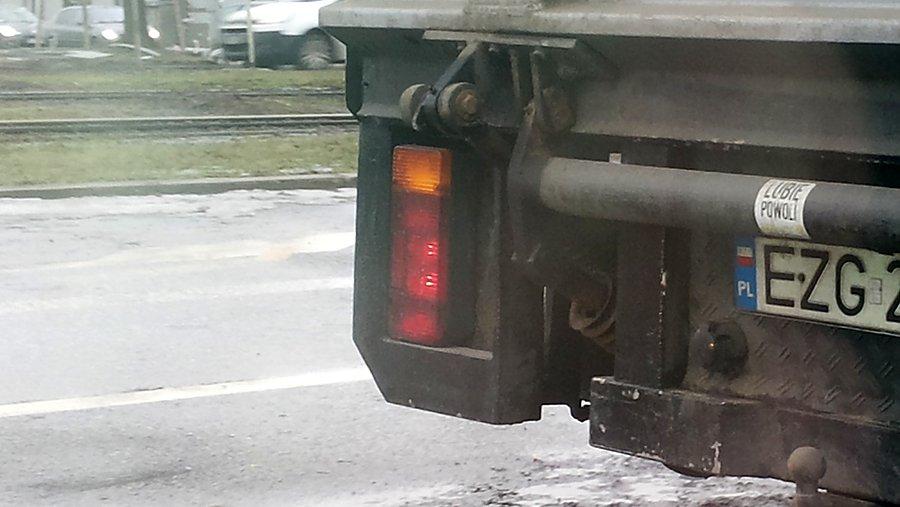 Tymczasem za wlekącą się ciężarówką