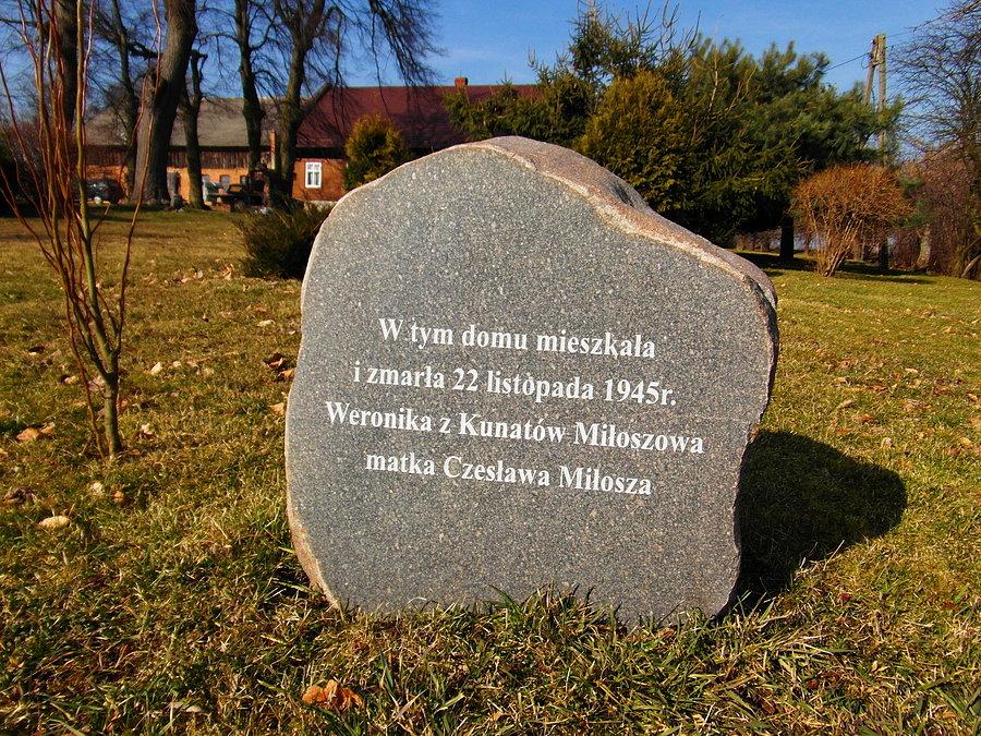 Obelisk na cześć Matki Czesława Miłosza