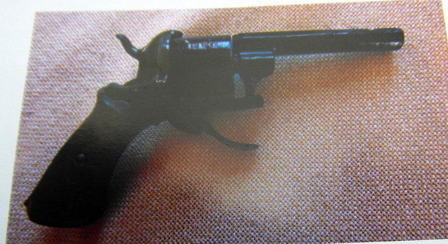 Bębenkowy pistolet rosyjski z XIX w., znaleziony za kominem na strychu posesji
