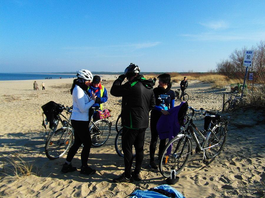 Rowerzyści na plaży w Mikoszewie