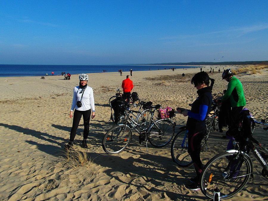 Rowerzyści na plaży w Mikoszewie