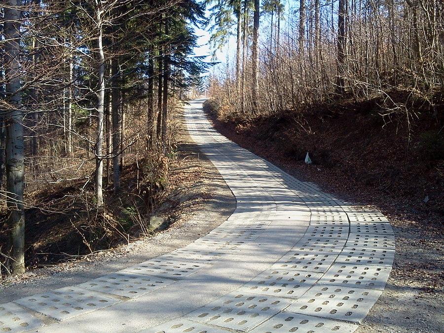 W Wiśle sporo podobnych podjazdów, płyty i srodek asfalt