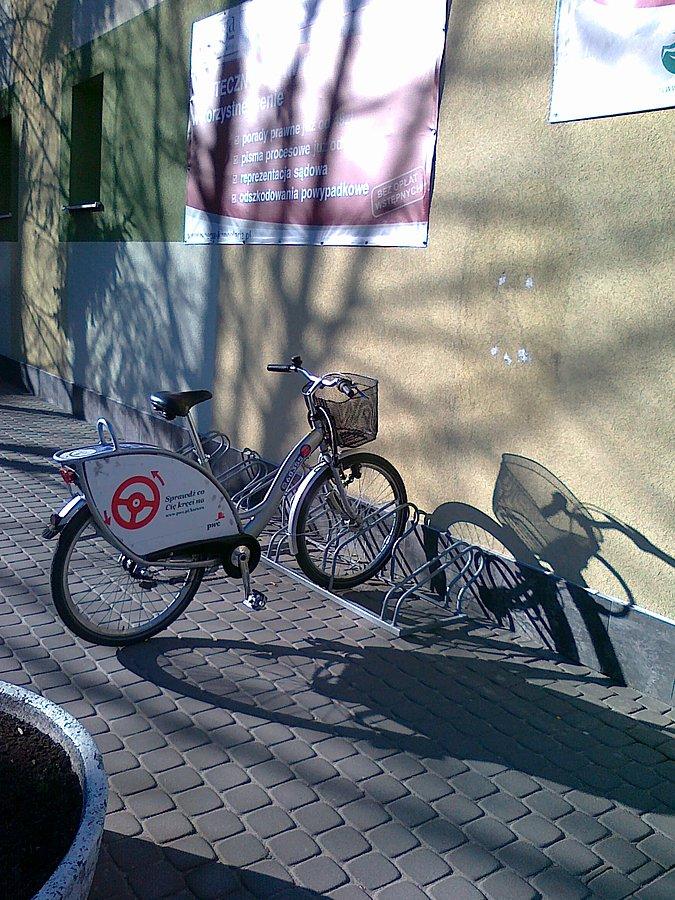 Rowerem najszybciej...Veturilo na parkingu przed sądem