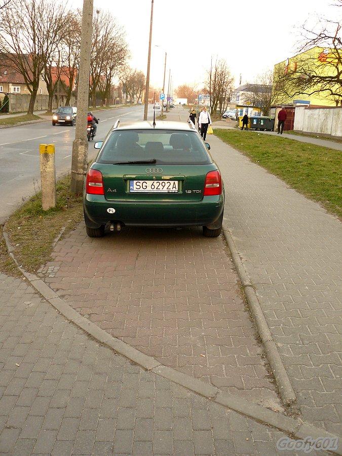 Hmmm, kawałek dalej jest spory parking ;)