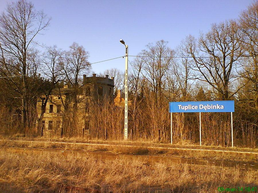 Dębinka. Do rzeczonych Tuplic jest 6 km i mają własną stację, więc nie wiem, co to za nomenklatura