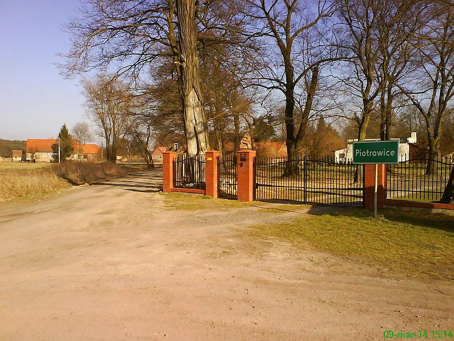 Wjazd do Piotrowic. Dziwnie trochę