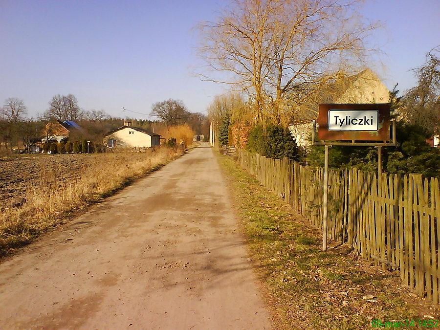 Tyliczki nawet nie stać na normalne tabliczki... panorama wsi prawie pełna