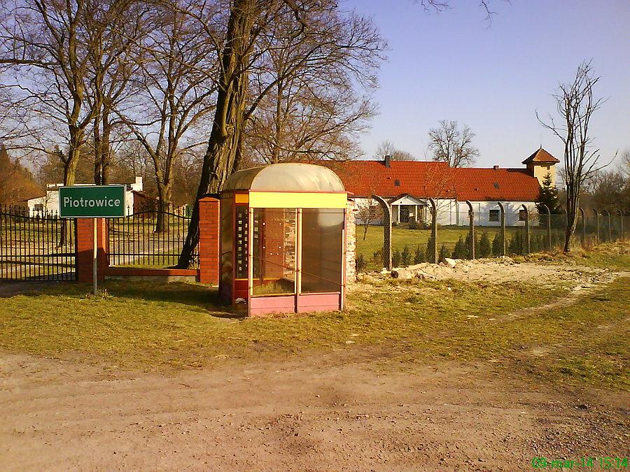 Z tego przystanku nic nie odjeżdża, ale chociaż daje poczucie cywilizacji ;)