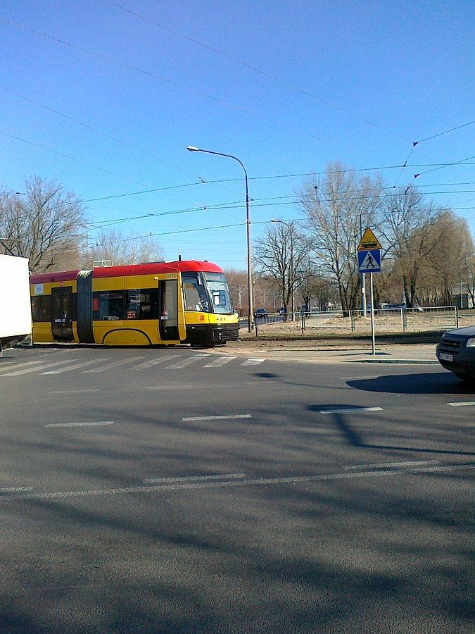 Tramwaj skręca w Arkuszową