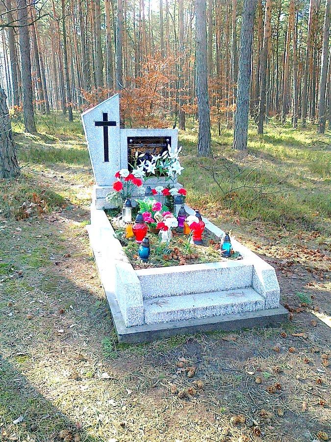 Mogiła Partyzancka przy wylocie pożarówki na drogę Olsztyn - Biskupice
