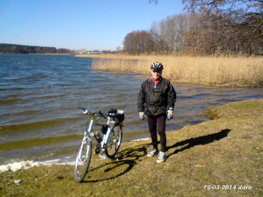 13-03-2014. Towarzysz rowerowej wycieczki Marek nad jeziorem Damaszka