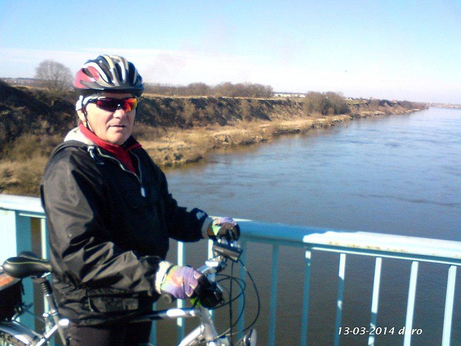 13-03-2014. Kolega Marek na moście Knybawskim podczas krótkiego postoju. Na zdjęciu poniżej rzeka Wisła