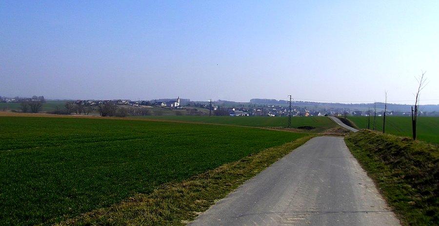 Na ścieżce rowerowej. W oddali Darkovice