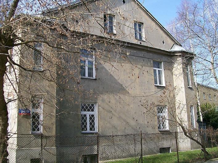 Mokotów willowy - ta willa na Tynieckiej róg z Naruszewicza ma na ścianie dobrze widoczne ślady wojny