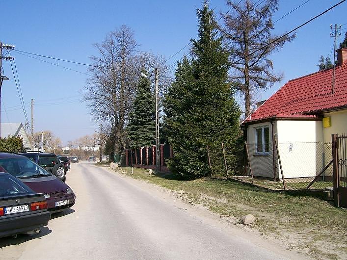 Wirażowa- ulica , która po budowie kilku węzłów tras szybkobieznych częściowo zniknęła, a częściowo stanowi enklawę ustronnego miejsca niemal w sercu komunikacyjnym stolicy
