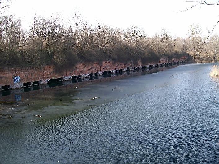 Trochę dalej na południe można trafić do fortu Zbarż- ogrodzenia praktycznie nie istnieje , kiedyś wróce by poeksplorować ten zabytek dawnej architektury wojskowej