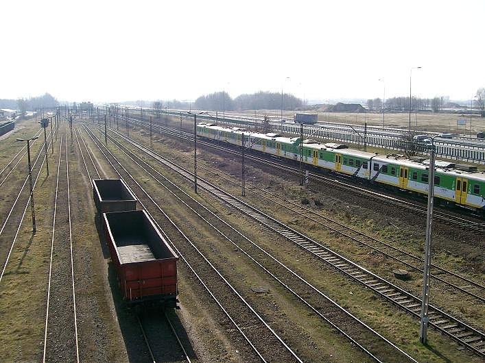 Widok z wiadukru na tory stacji Warszawa Okęcie, nic nie leciało w tym czasie za to dołem jechał skład EN57AKM