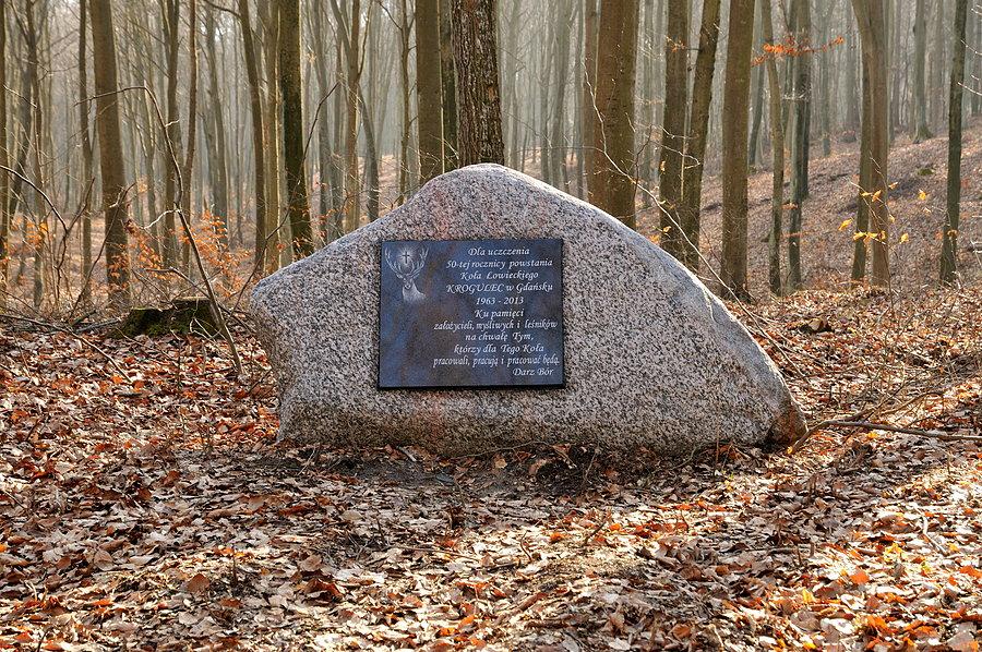 Kolejny kamień pamiątkowy z ostatniego wysypu - tym razem Koło Łowieckie "Krogulec"