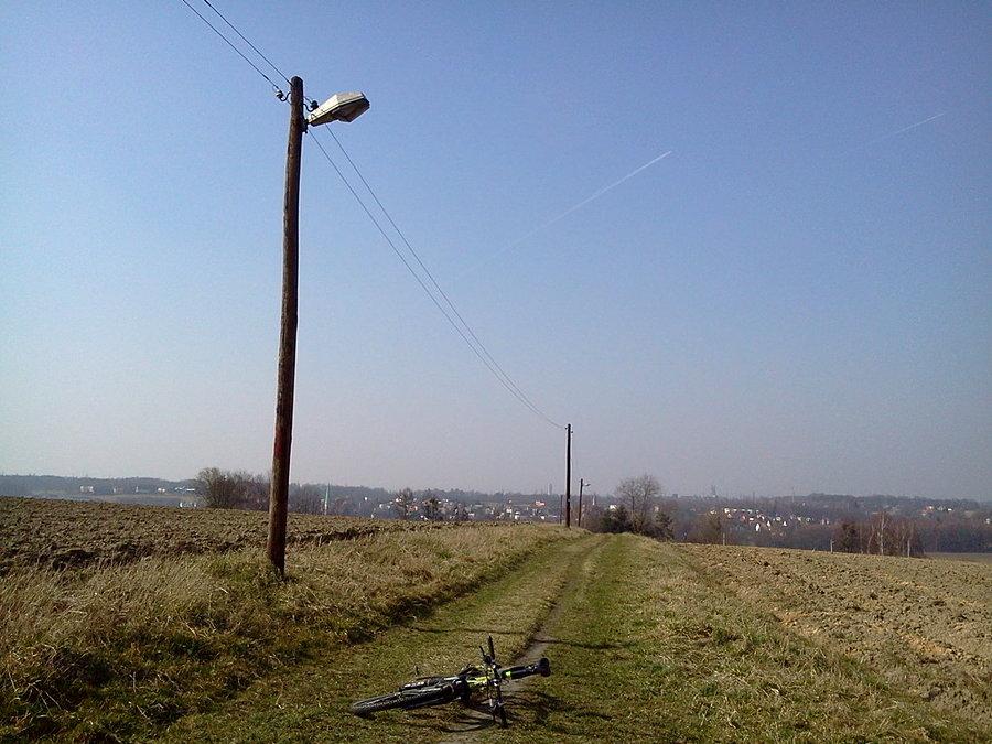 Polna droga z Olbrachcic do Kocobędza a przy niej lampy