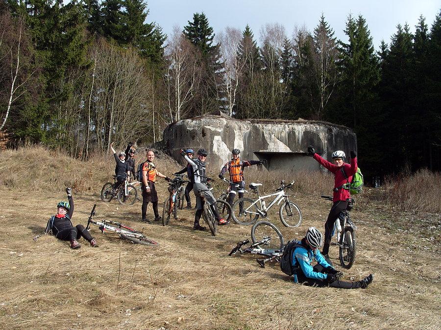 Przyszedł czas na grupowe bunkrowanie, gdzie jedna Anie wymienia podkowę a druga przekazuje znak pokoju