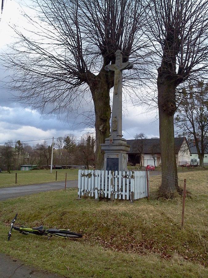 Krzyż w Stanisłowicach - polskie napisy