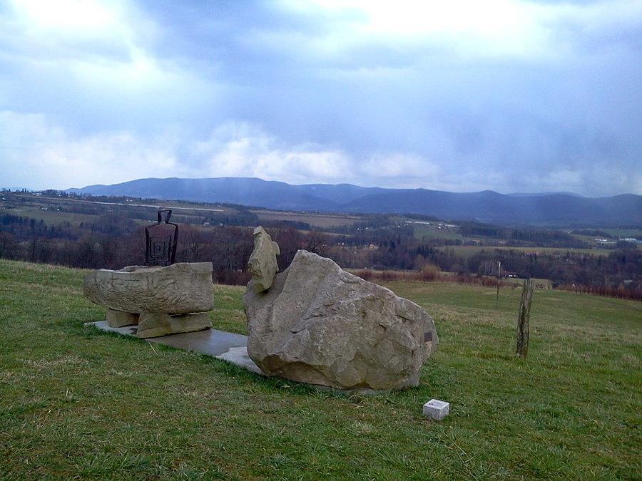 Rzeźby i widok na Beskidy