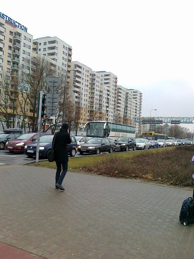 Powstańców na skrzyżowaniu z Górczewską w stronę Jelonek stoi