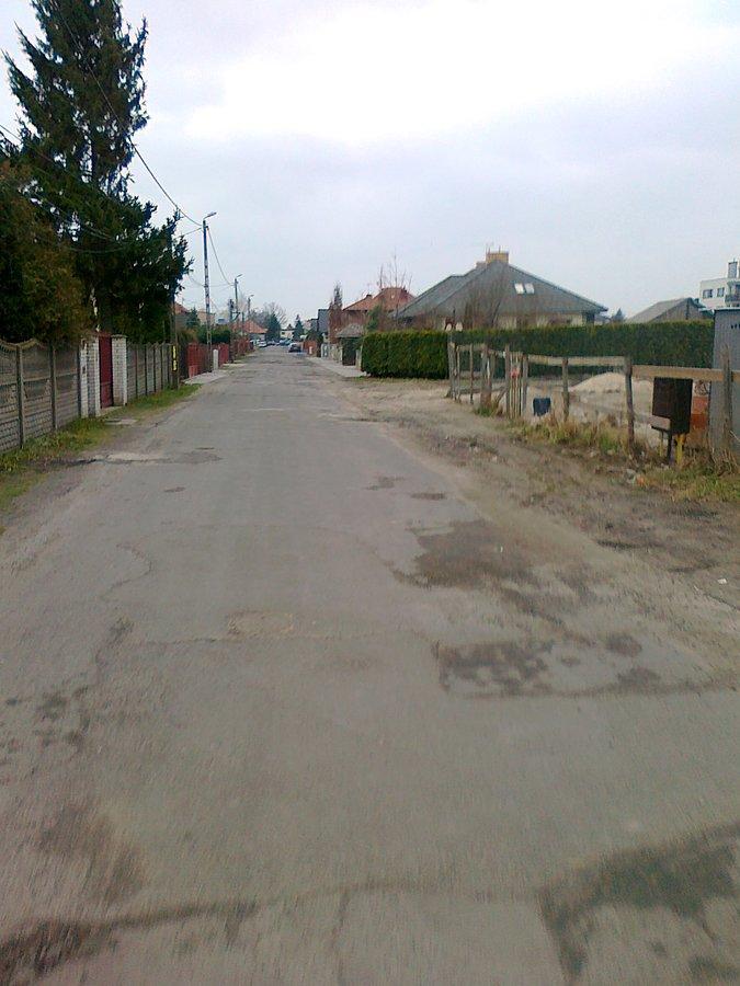 Boczna uliczka w Ożarowie