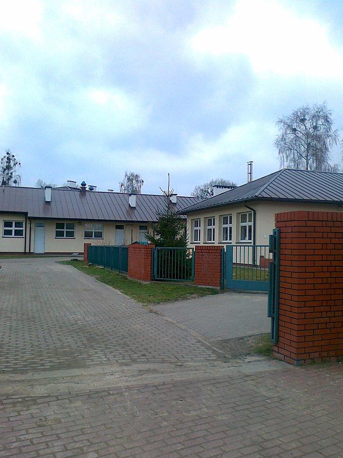 Szkoła w Borzęcinie od podwórka