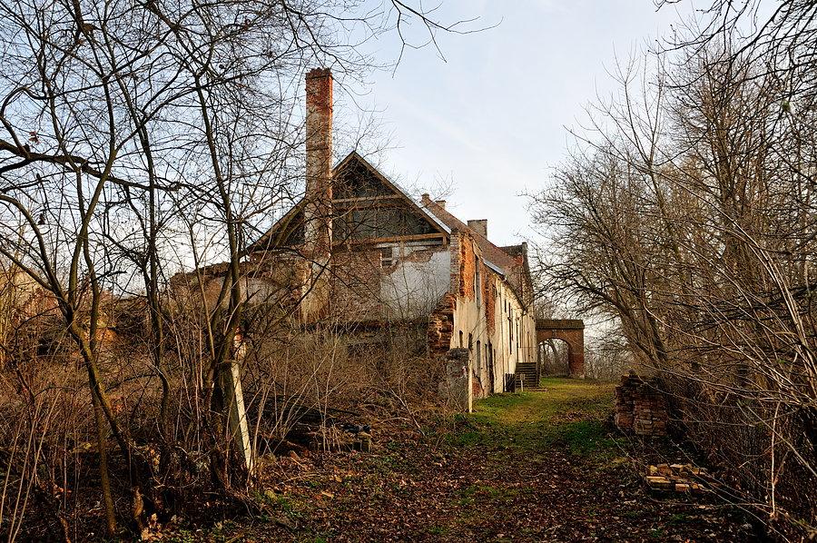 Dwór obronny z XIII wieku w miejscowości Grabiny-Zameczek