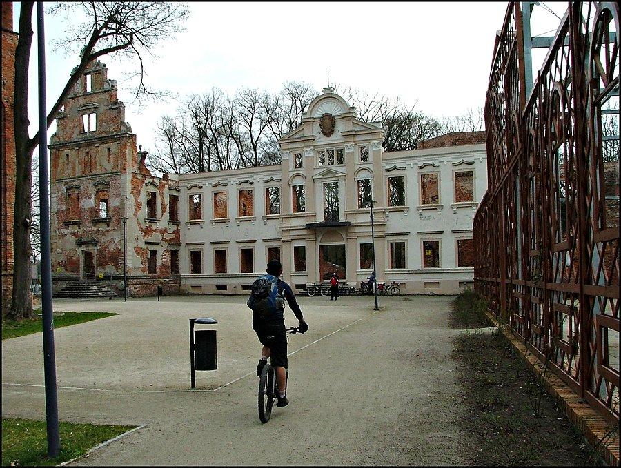 Przed pałacem w Żmigrodzie