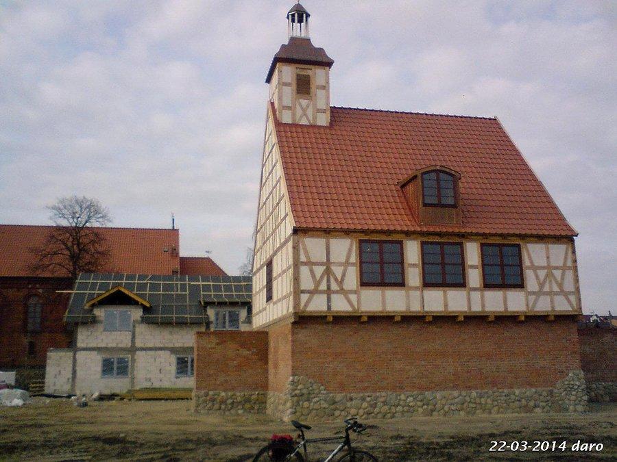22-03-2014. Przed kościołem zbudowanym w 24 godziny w Skarszewach, 15 wrz 2013 - Rekord Guinnessa pobity! O godzinie 23.48 w sobotę 14 września zakończono budowę kościoła w 24 godziny