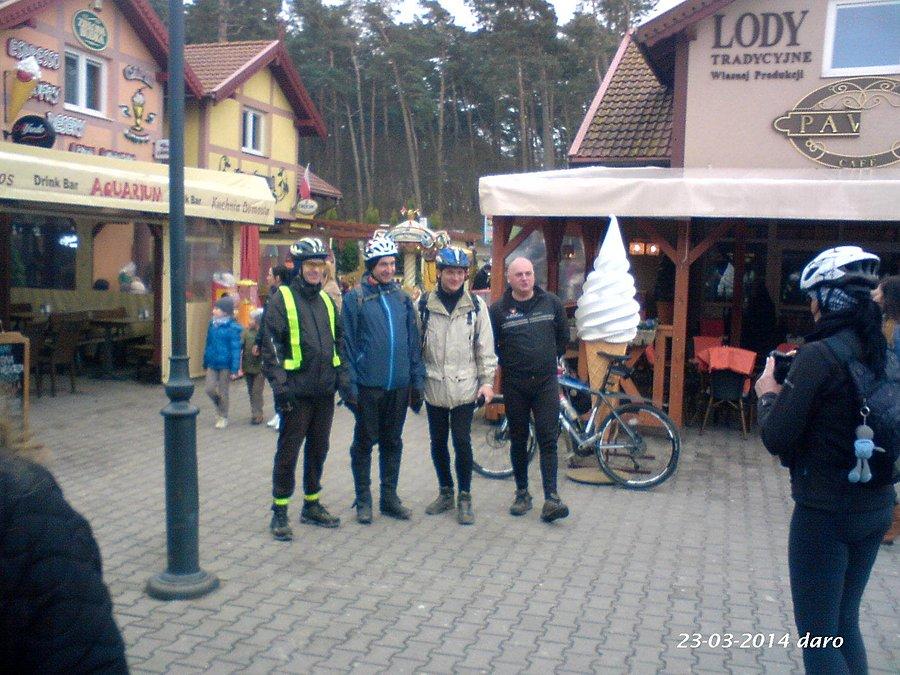 23-03-2014. Zdjęcie wspólne rowerzystów w Stegnie, od prawej Asia(Nefre), Artur(arturbike), Jarek(jarhaw), Mirek(mklos) i Wiesiek