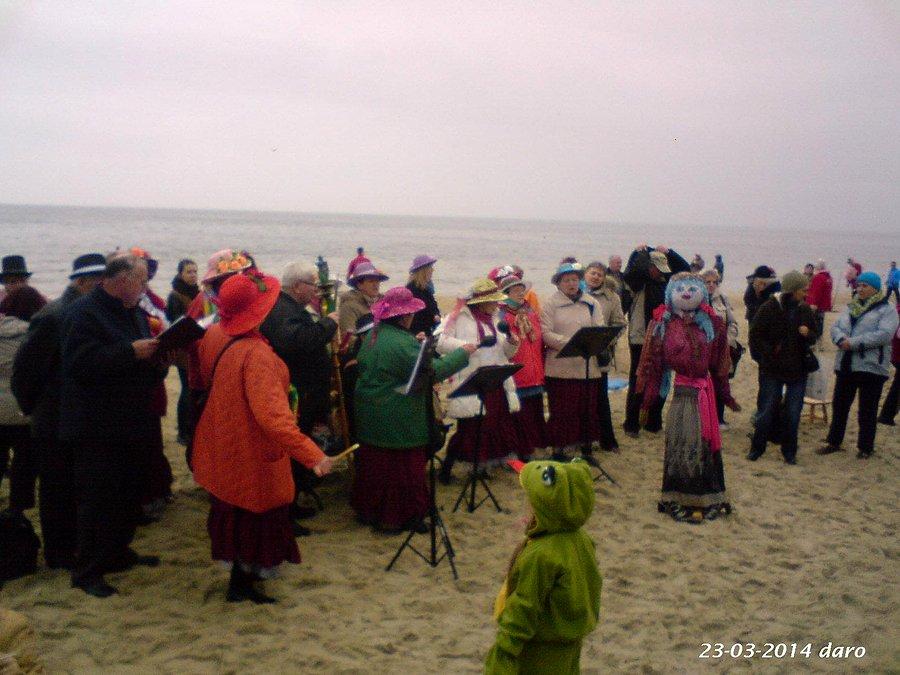23-03-2014. Występ artystyczny zespołu na plaży w Stegnie, podczas niedzielnej wycieczki rowerowej
